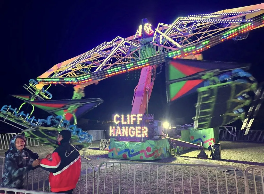 Perth Royal Show Rides - Mitro Cliff Hanger